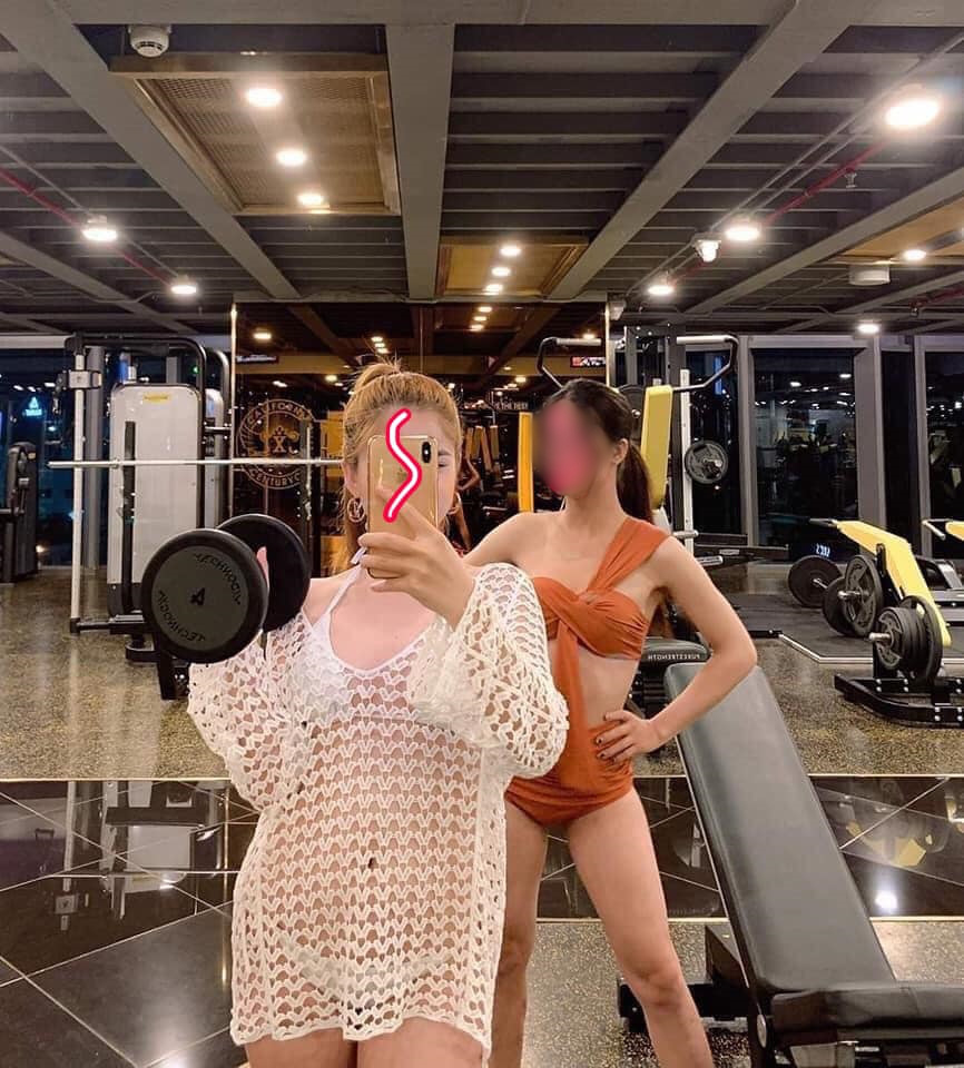 Hai cô gái selfie ở phòng gym khiến dân tình xuýt xoa, nhưng soi đến bộ bikini hở hang thì hội chị em &quot;nóng máu&quot; vô cùng - Ảnh 1.