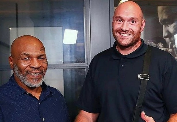 Ông bầu huyền thoại Bob Arum: Mike Tyson có thể sẽ chết nếu đối đầu với Tyson Fury - Ảnh 1.