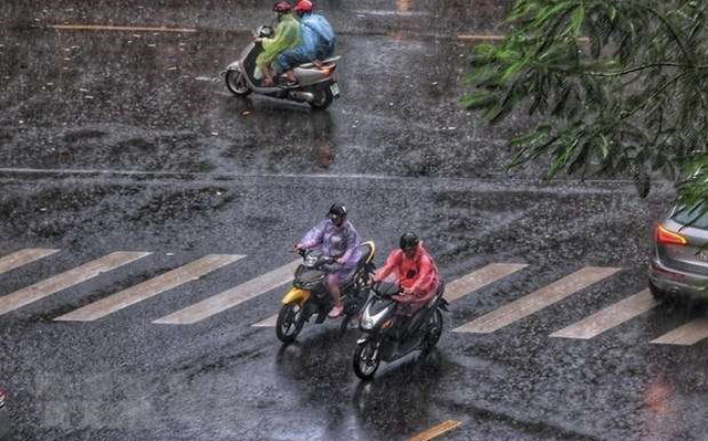 Hà Nội đề phòng mưa rào và dông từ chiều tối và đêm nay, ngày mai lại nắng nóng 34 - 36 độ C - Ảnh 1.