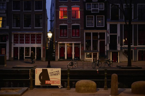 Ngành mại dâm ế khách sau dịch Covid-19, Amsterdam quyết tâm cải tổ ngành du lịch - Ảnh 1.