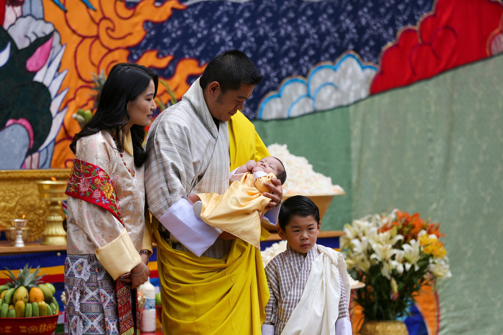 Vợ chồng Hoàng hậu &quot;vạn người mê&quot; Bhutan chính thức công bố tên của con trai thứ 2, hình ảnh hiện tại của tiểu hoàng tử gây sốt cộng đồng mạng - Ảnh 2.