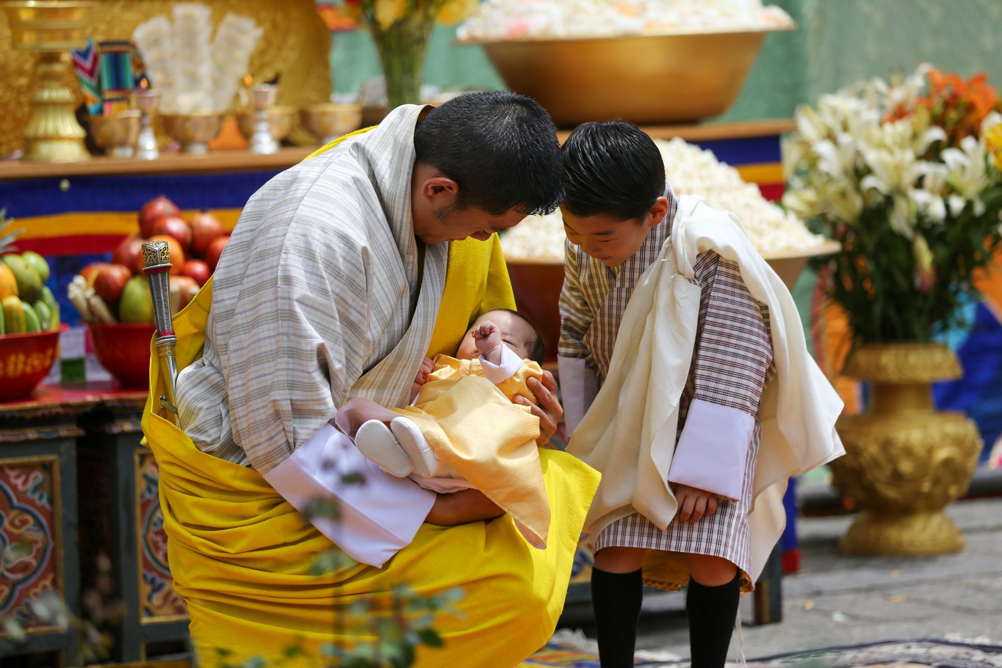 Vợ chồng Hoàng hậu &quot;vạn người mê&quot; Bhutan chính thức công bố tên của con trai thứ 2, hình ảnh hiện tại của tiểu hoàng tử gây sốt cộng đồng mạng - Ảnh 4.