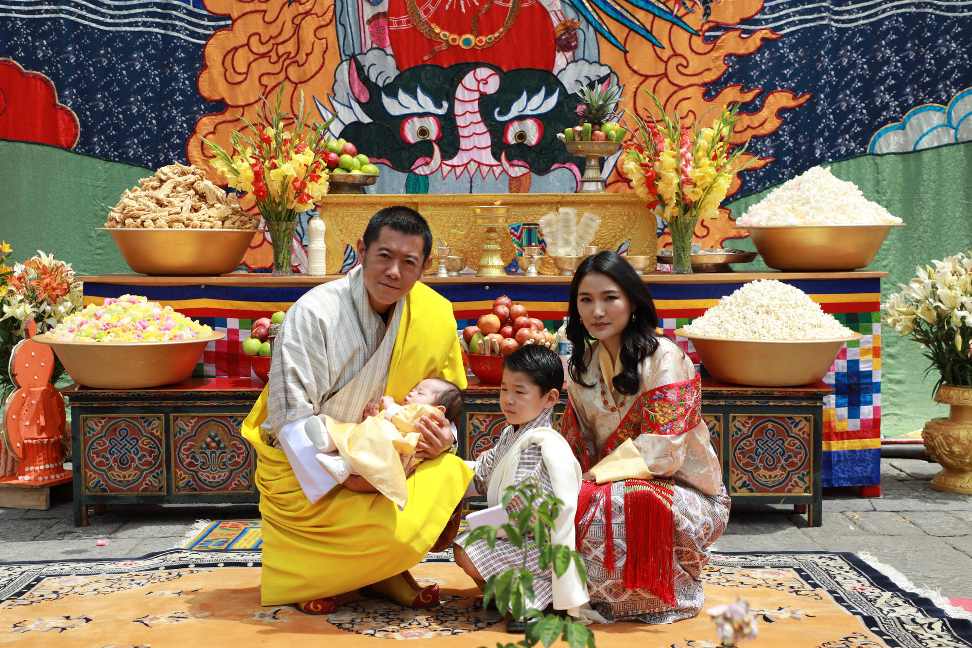 Vợ chồng Hoàng hậu &quot;vạn người mê&quot; Bhutan chính thức công bố tên của con trai thứ 2, hình ảnh hiện tại của tiểu hoàng tử gây sốt cộng đồng mạng - Ảnh 1.