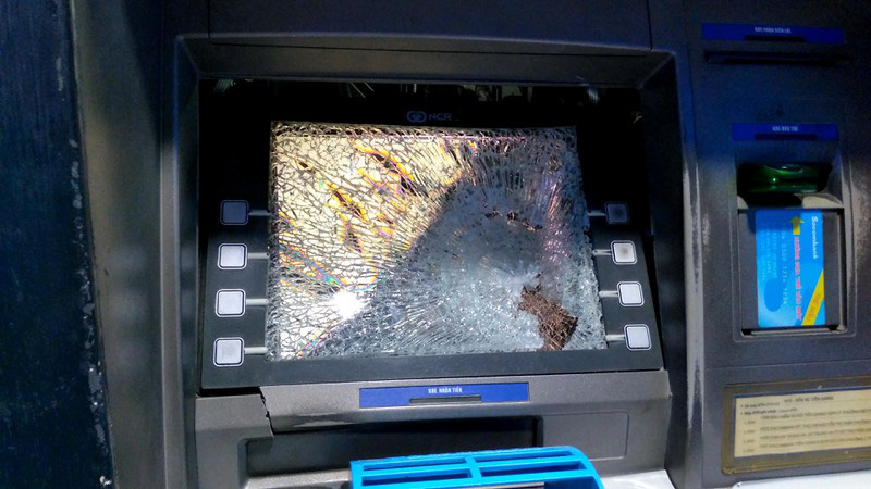 Bực tức vì bị máy ATM ở Sài Gòn nuốt thẻ, thanh niên dùng búa tới đập phá trụ - Ảnh 1.