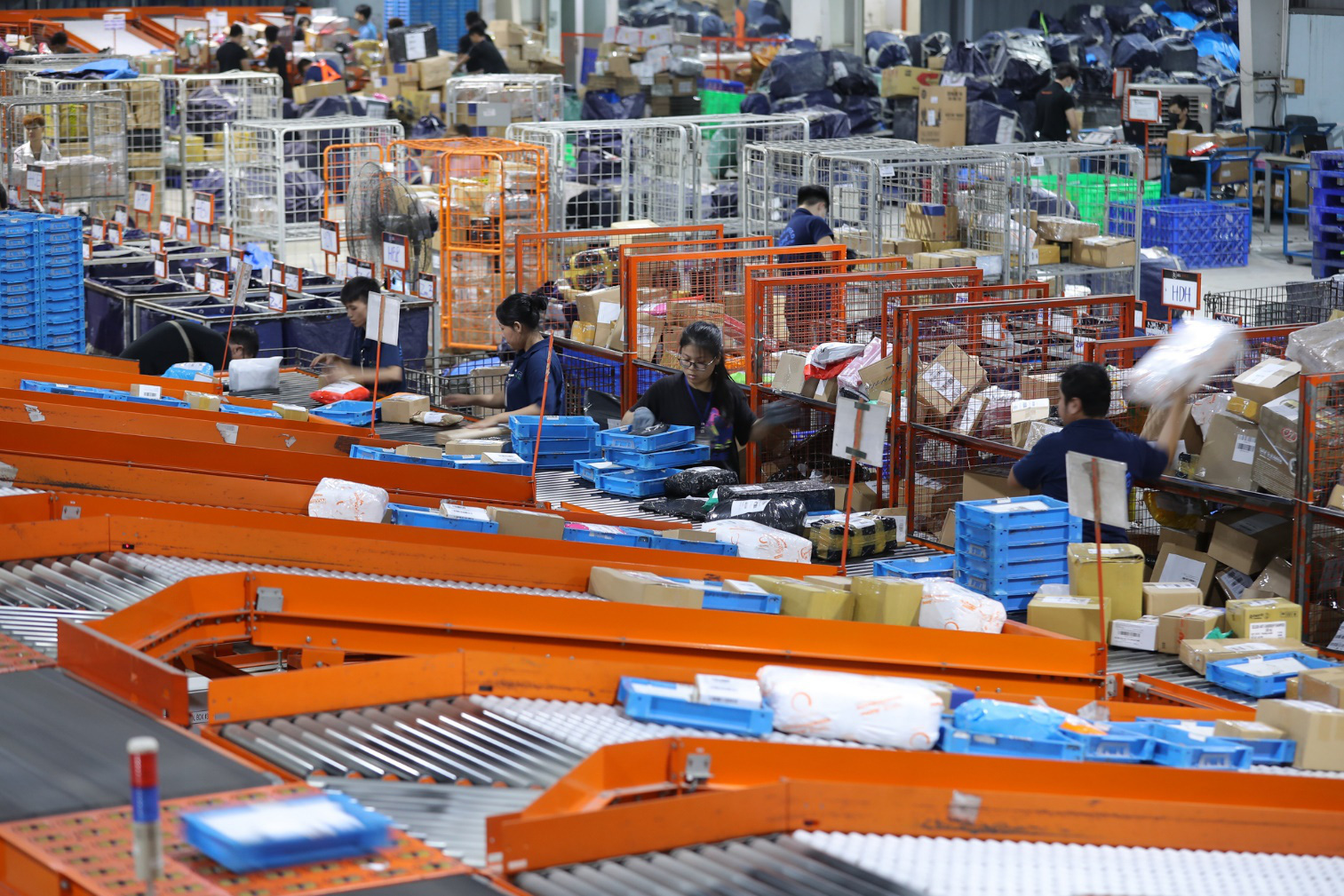 Kho Lazada những ngày tất bật sau Lễ hội mua sắm Sale hè rực rỡ - Ảnh 3.