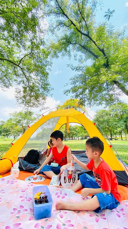 Ngay ở trung tâm Hà Nội có 1 công viên rộng mênh mông, đầy cây xanh - điểm dã ngoại tuyệt vời cho trẻ nhỏ - Ảnh 1.