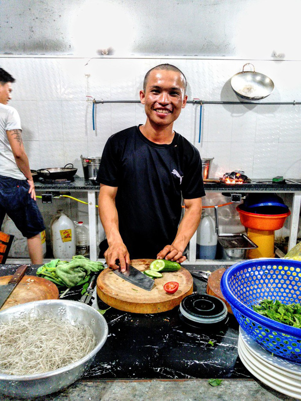 45 ngày đi bộ xuyên Việt với 0 đồng, chàng trai vừa xin ăn, làm thuê vừa quyên góp 127 triệu cho người nghèo - Ảnh 4.