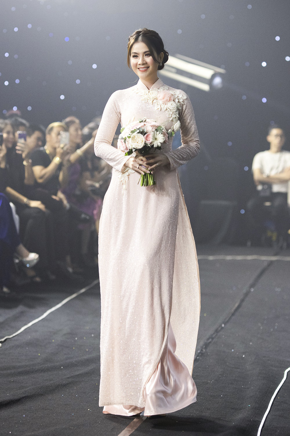 Kha Ly, Trương Quỳnh Anh mở đầu show diễn của NTK Minh Châu - Ảnh 4.
