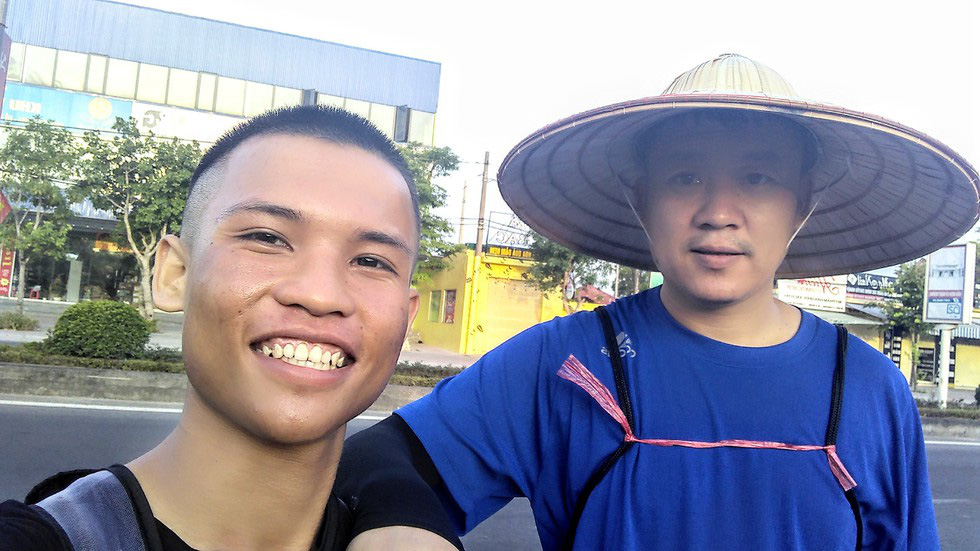 45 ngày đi bộ xuyên Việt với 0 đồng, chàng trai vừa xin ăn, làm thuê vừa quyên góp 127 triệu cho người nghèo - Ảnh 7.