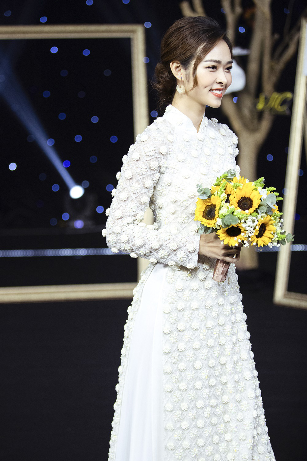 Kha Ly, Trương Quỳnh Anh mở đầu show diễn của NTK Minh Châu - Ảnh 2.