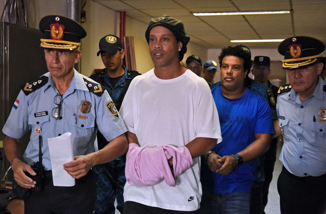 Huyền thoại Ronaldinho vẫn chưa được tự do sau phán quyết mới nhất của tòa - Ảnh 1.