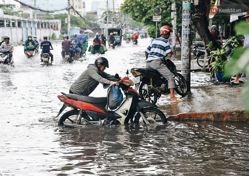 Người Sài Gòn té ngã trên đường ngập sâu, bỏ lại xe máy nằm lăn lóc dưới nước để bảo vệ đồ đạc - Ảnh 16.