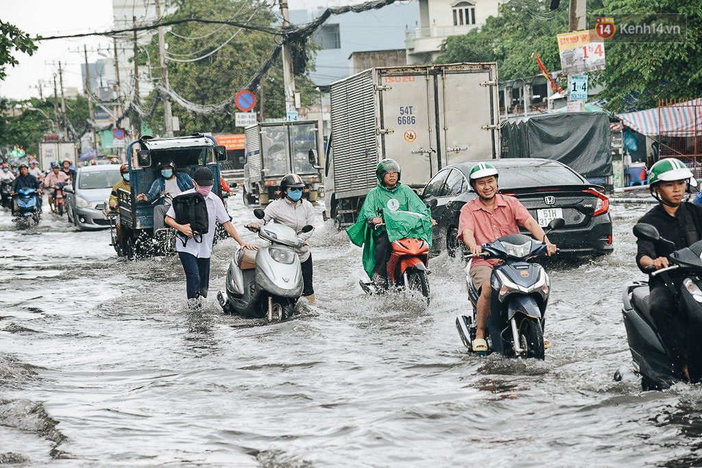 Người Sài Gòn té ngã trên đường ngập sâu, bỏ lại xe máy nằm lăn lóc dưới nước để bảo vệ đồ đạc - Ảnh 13.