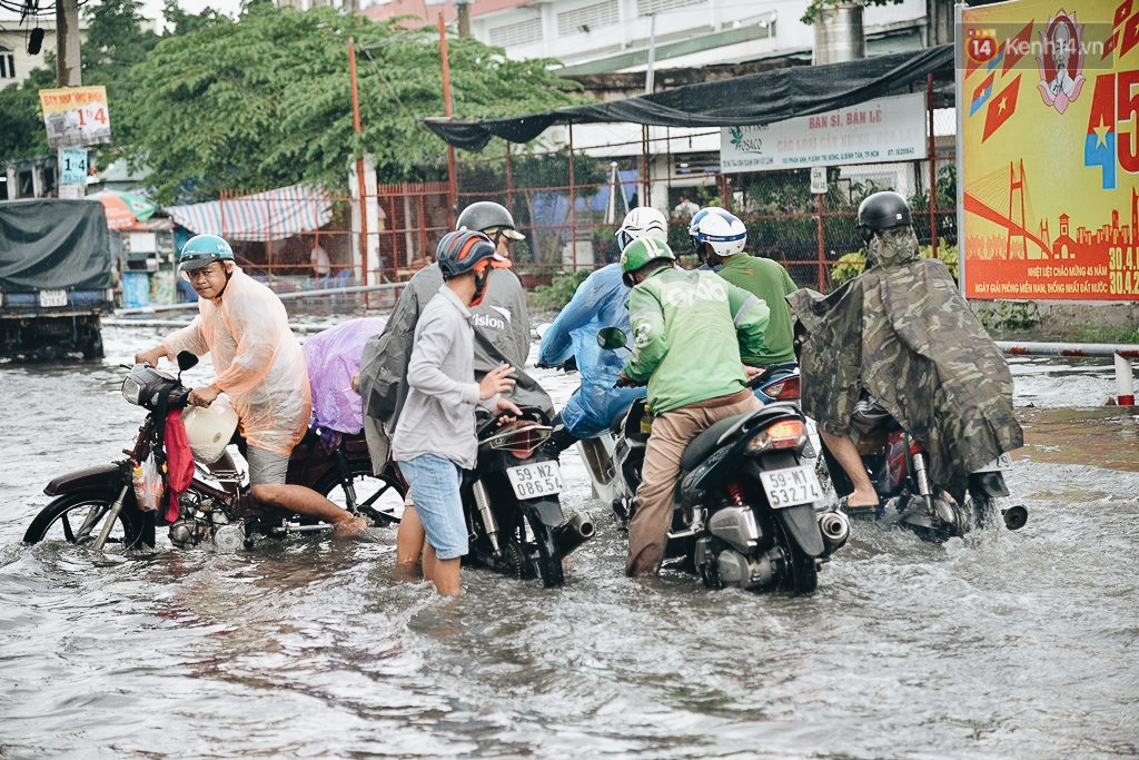 Người Sài Gòn té ngã trên đường ngập sâu, bỏ lại xe máy nằm lăn lóc dưới nước để bảo vệ đồ đạc - Ảnh 4.