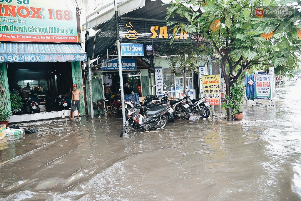 Người Sài Gòn té ngã trên đường ngập sâu, bỏ lại xe máy nằm lăn lóc dưới nước để bảo vệ đồ đạc - Ảnh 14.