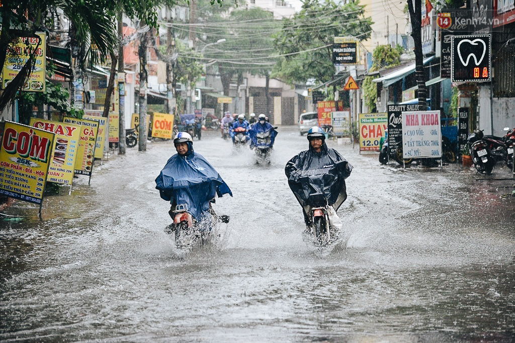 Người Sài Gòn té ngã trên đường ngập sâu, bỏ lại xe máy nằm lăn lóc dưới nước để bảo vệ đồ đạc - Ảnh 17.