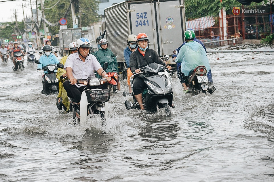 Người Sài Gòn té ngã trên đường ngập sâu, bỏ lại xe máy nằm lăn lóc dưới nước để bảo vệ đồ đạc - Ảnh 12.