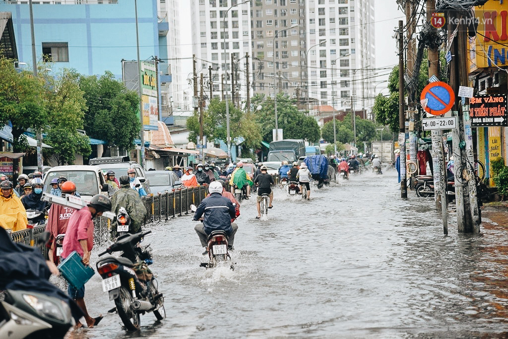 Người Sài Gòn té ngã trên đường ngập sâu, bỏ lại xe máy nằm lăn lóc dưới nước để bảo vệ đồ đạc - Ảnh 2.