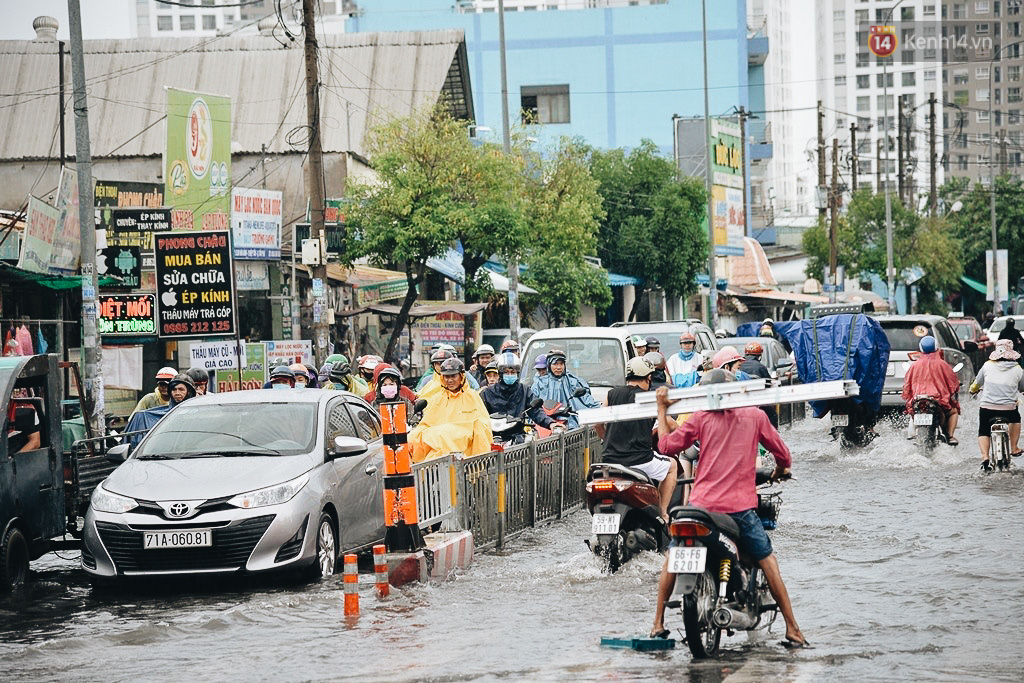 Người Sài Gòn té ngã trên đường ngập sâu, bỏ lại xe máy nằm lăn lóc dưới nước để bảo vệ đồ đạc - Ảnh 3.