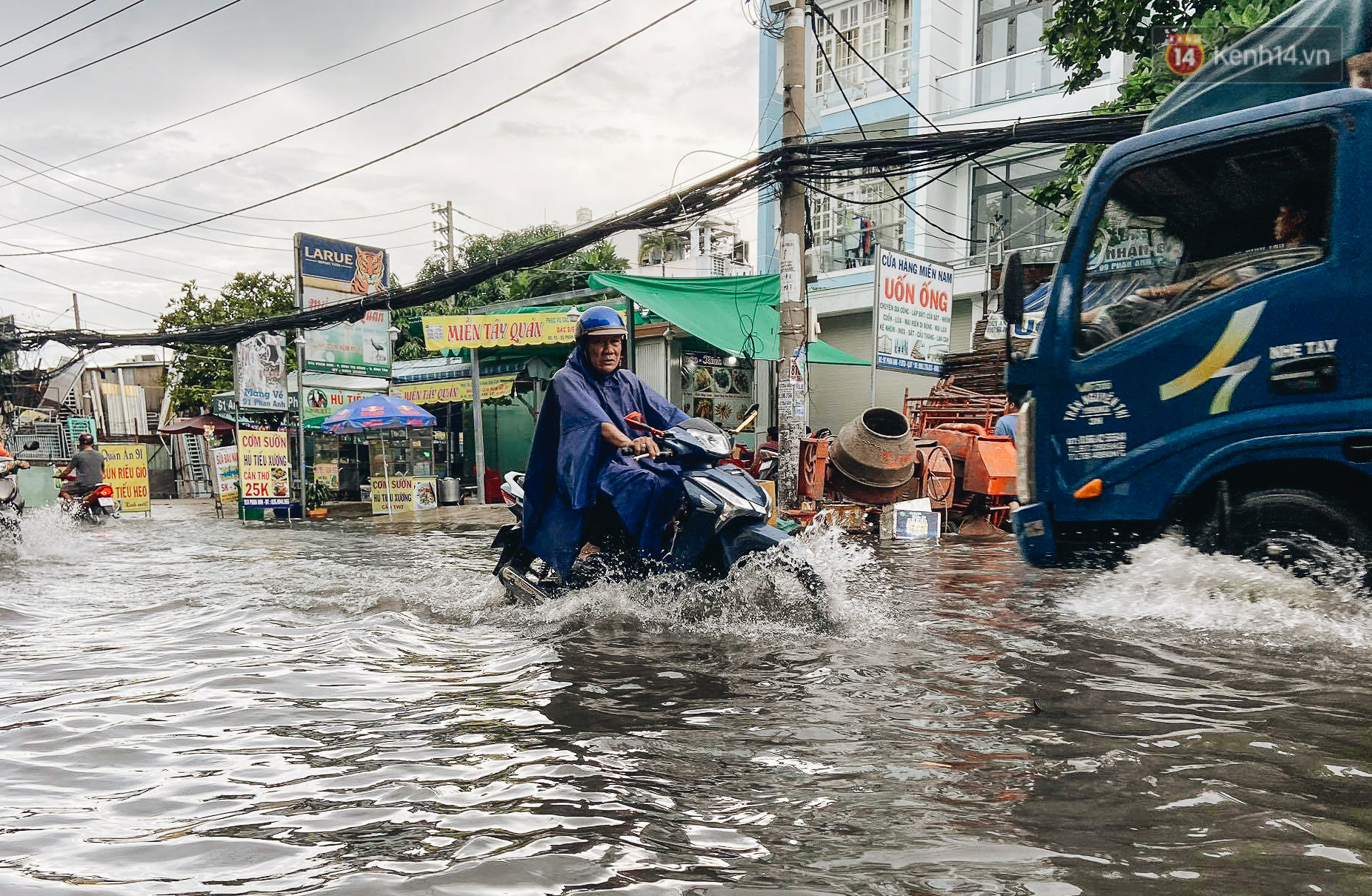 Người Sài Gòn té ngã trên đường ngập sâu, bỏ lại xe máy nằm lăn lóc dưới nước để bảo vệ đồ đạc - Ảnh 10.