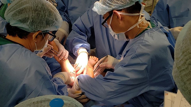 GS.BS Trần Đông A, cố vấn ca phẫu thuật tách rời hai bé song sinh chia sẻ về tình hình hiện tại của các bé - Ảnh 4.