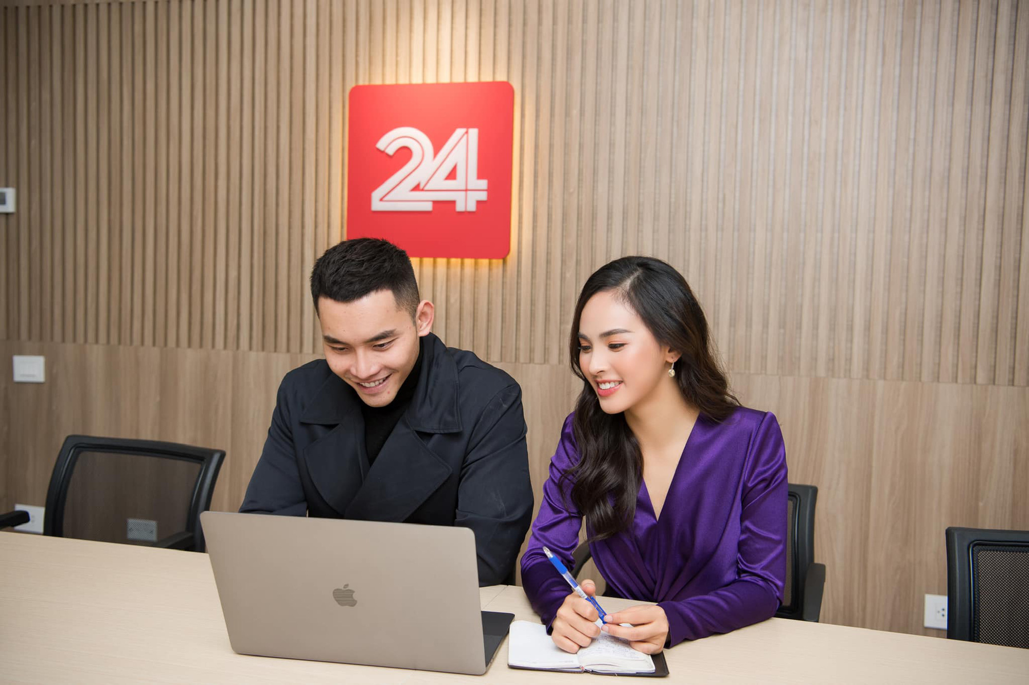 Cuộc sống không ngập trong hàng hiệu của nữ MC mới nổi ở VTV24 - Ảnh 2.