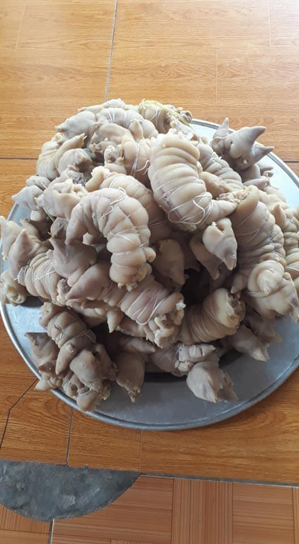 &quot;Phủ sóng&quot;chợ mạng, móng giò luộc rút xương giá rẻ chỉ 70.000 đồng/kg hút khách - Ảnh 4.