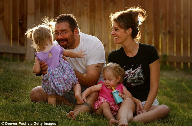 2 bé gái sinh đôi dính liền, cha mẹ mất 7 tháng mới đưa ra quyết định tách rời các con, 17 năm sau ai cũng gật đầu mãn nguyện khi nhìn thấy nụ cười trên khuôn mặt các em - Ảnh 7.