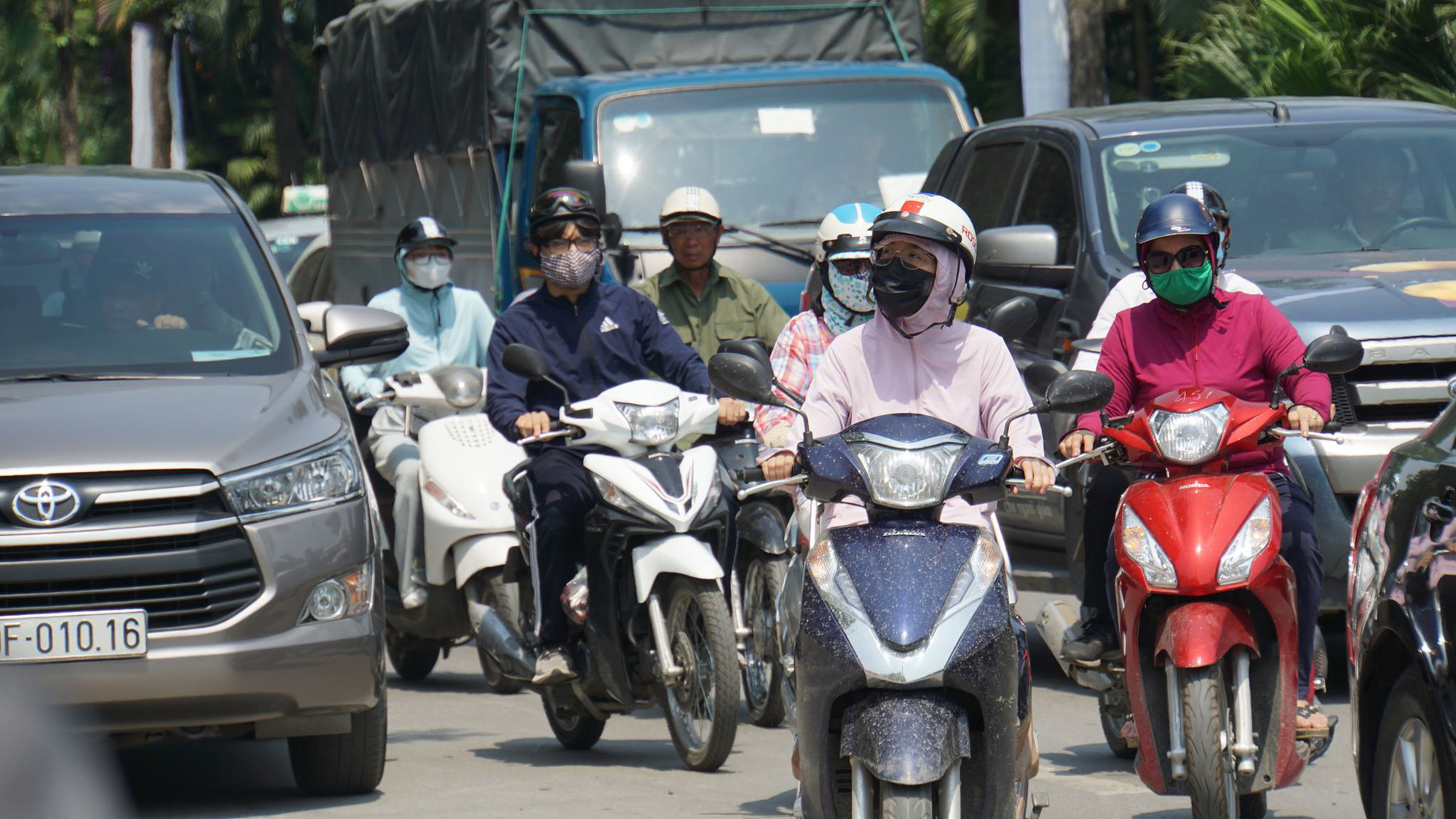 Chỉ số tia UV tại Hà Nội và Đà Nẵng từ 8-10 - mức gây hại rất cao, người dân ra đường đừng quên làm những việc này - Ảnh 1.
