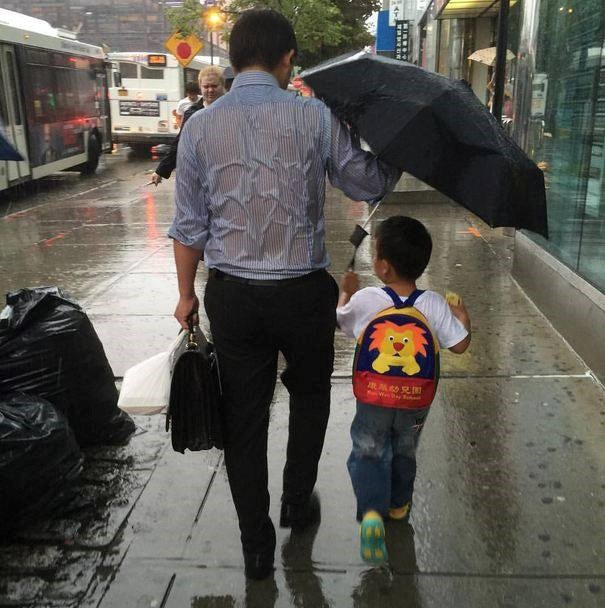 Ngọt ngào khoảnh khắc con gái chui vào sau áo bố để tránh mưa: Bố luôn là &quot;hiệp sĩ&quot;, bảo vệ con theo cách của riêng mình - Ảnh 4.