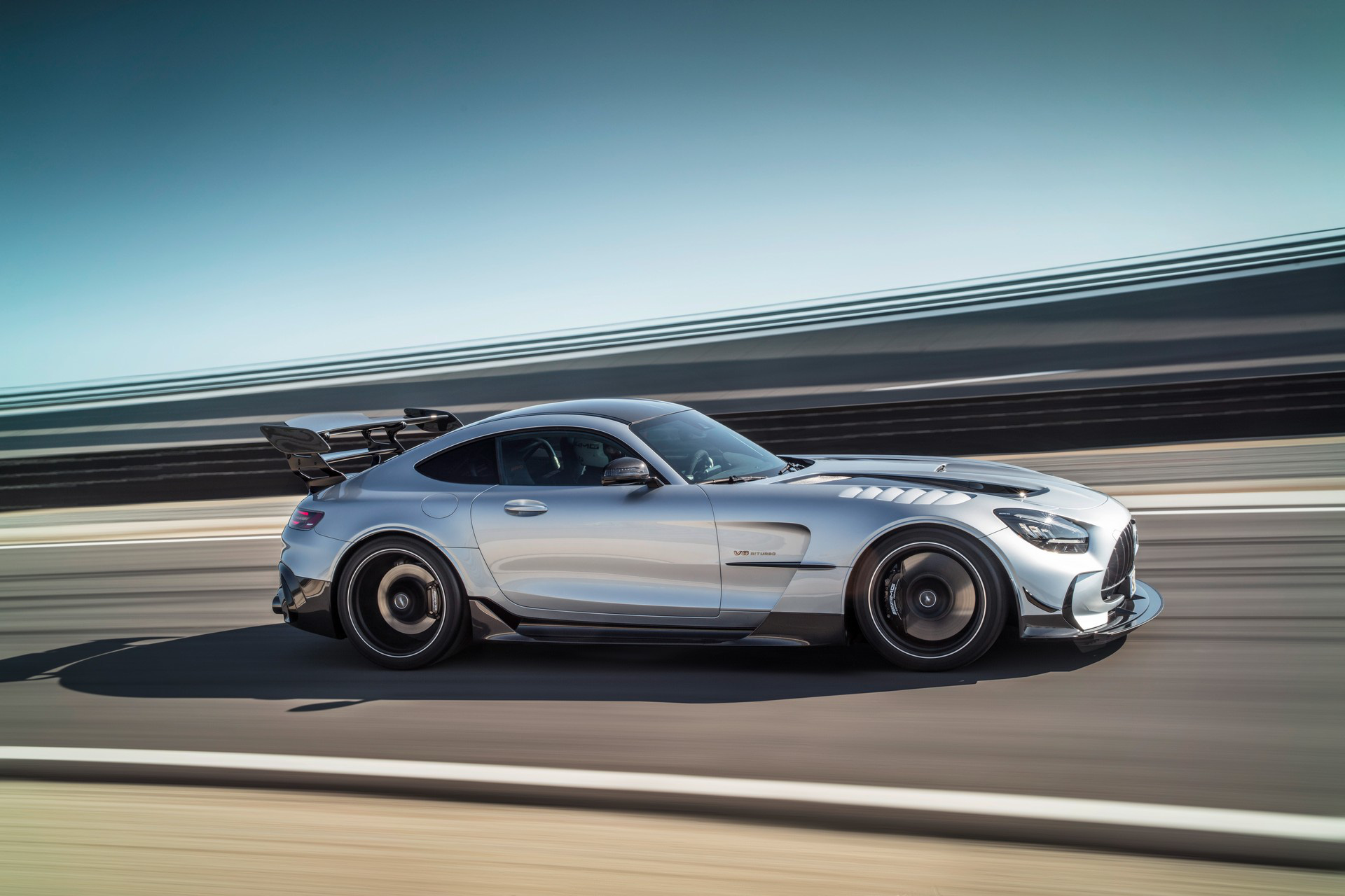 Ra mắt Mercedes-AMG GT Black Series - Siêu xe đích thực với công suất khủng, tốc độ cao - Ảnh 4.