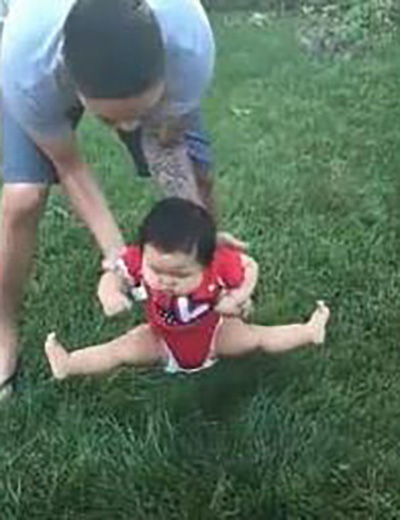 Bố định đặt con xuống bãi cỏ chơi, phản ứng của cô bé khiến mẹ cười lăn cười bò - Ảnh 4.
