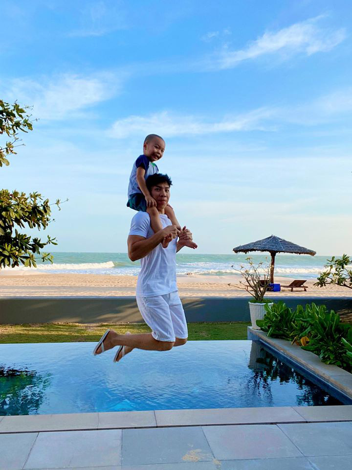 Vợ chồng Quốc Nghiệp - Ngọc Mai mặc áo đôi, chụp ảnh tình tứ trên bờ biển - Ảnh 8.