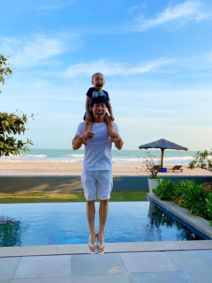 Vợ chồng Quốc Nghiệp - Ngọc Mai mặc áo đôi, chụp ảnh tình tứ trên bờ biển - Ảnh 7.