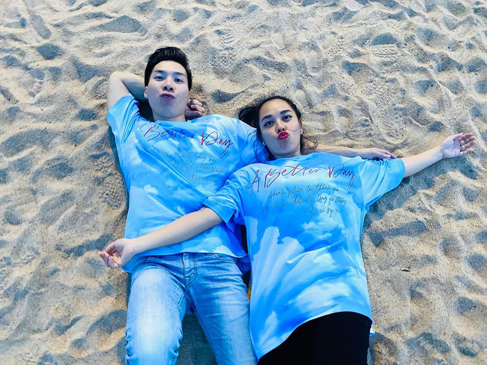 Vợ chồng Quốc Nghiệp - Ngọc Mai mặc áo đôi, chụp ảnh tình tứ trên bờ biển - Ảnh 1.