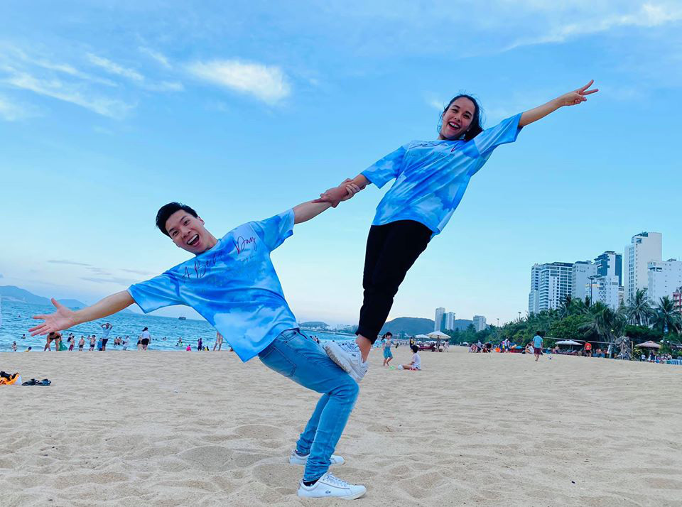 Vợ chồng Quốc Nghiệp - Ngọc Mai mặc áo đôi, chụp ảnh tình tứ trên bờ biển - Ảnh 2.
