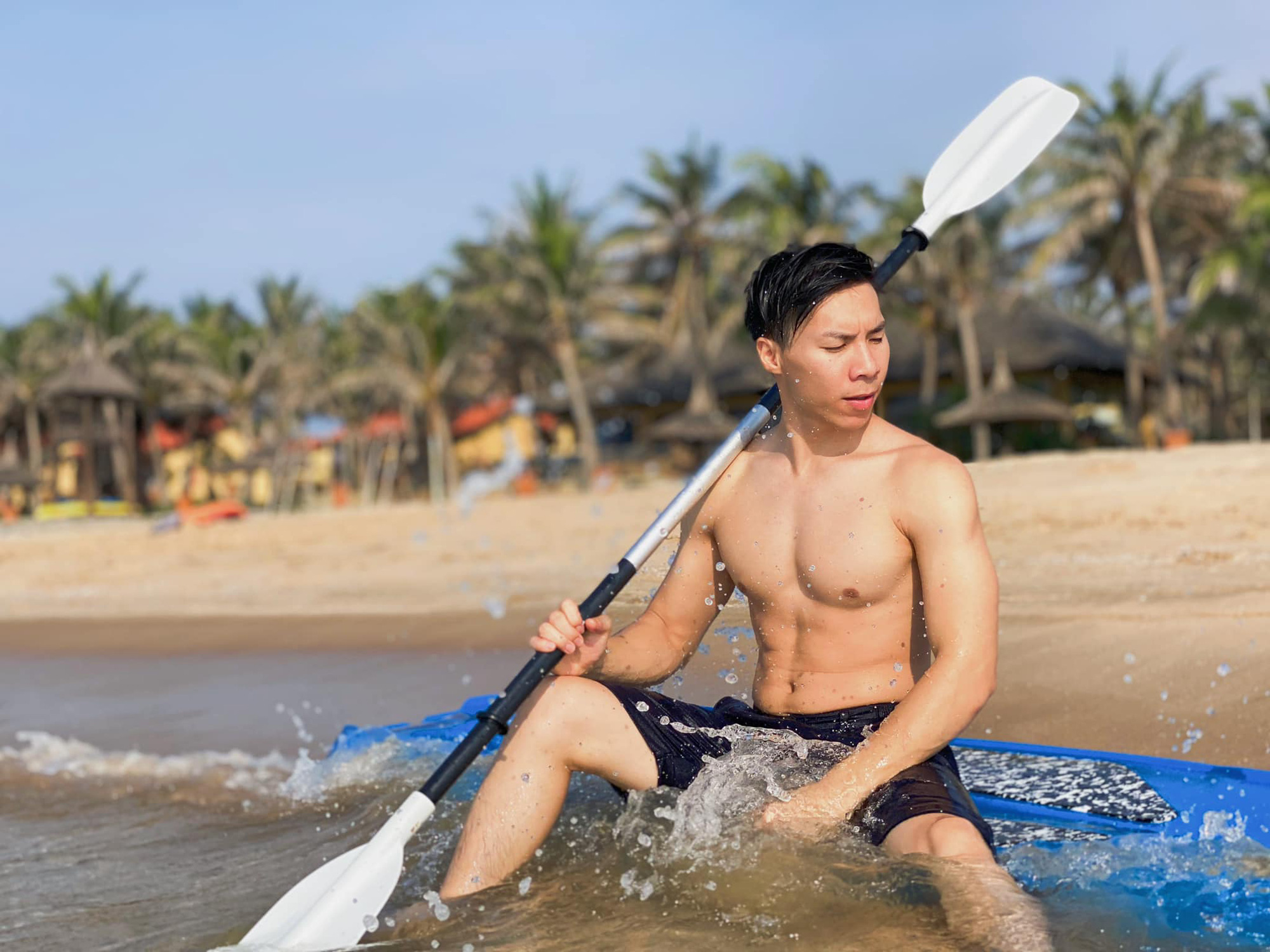 Vợ chồng Quốc Nghiệp - Ngọc Mai mặc áo đôi, chụp ảnh tình tứ trên bờ biển - Ảnh 4.