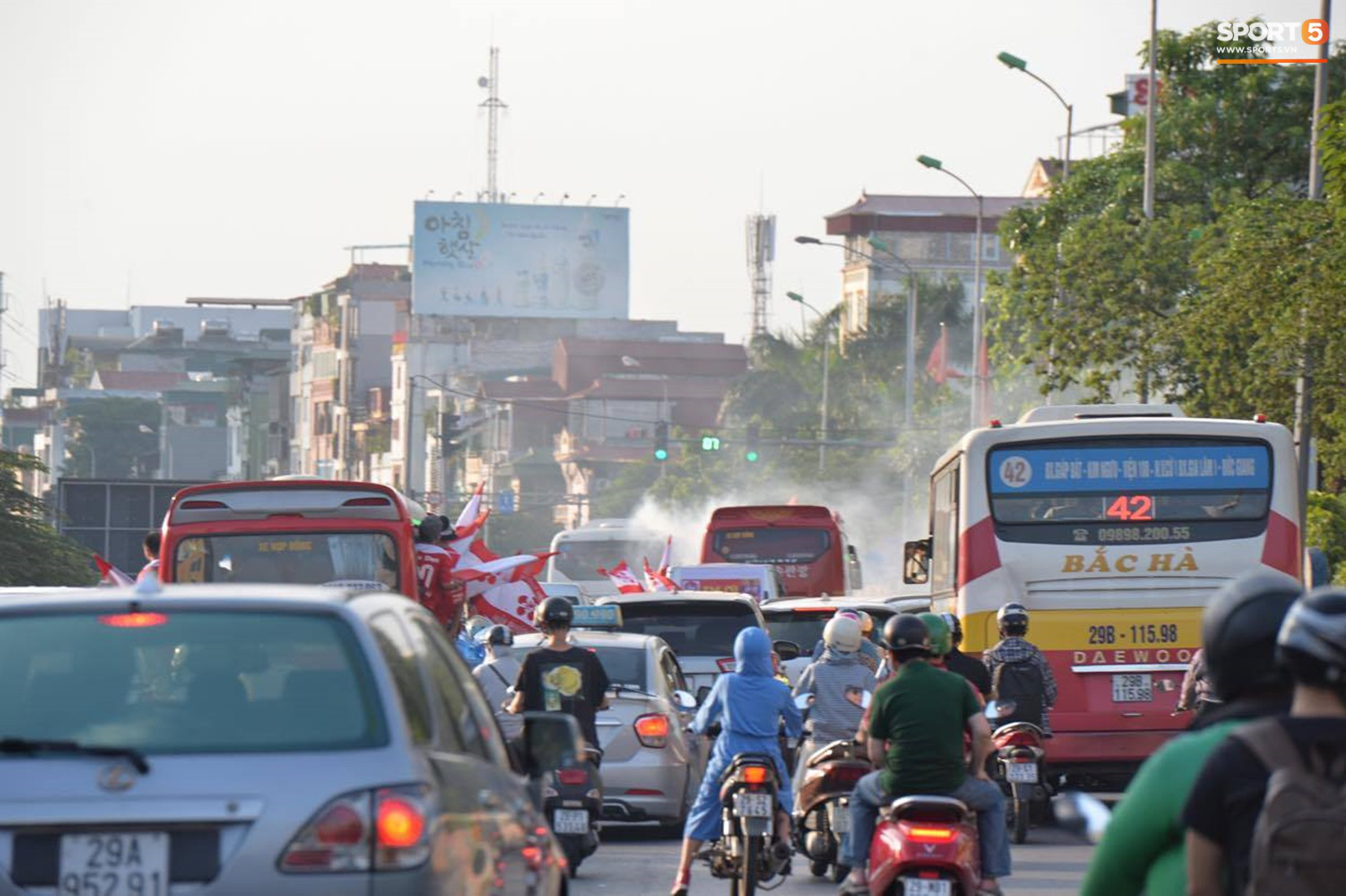 CĐV treo băng rôn cà khịa Quang Hải khi đến sân Hàng Đẫy cổ vũ trận Hà Nội FC gặp Hải Phòng - Ảnh 6.