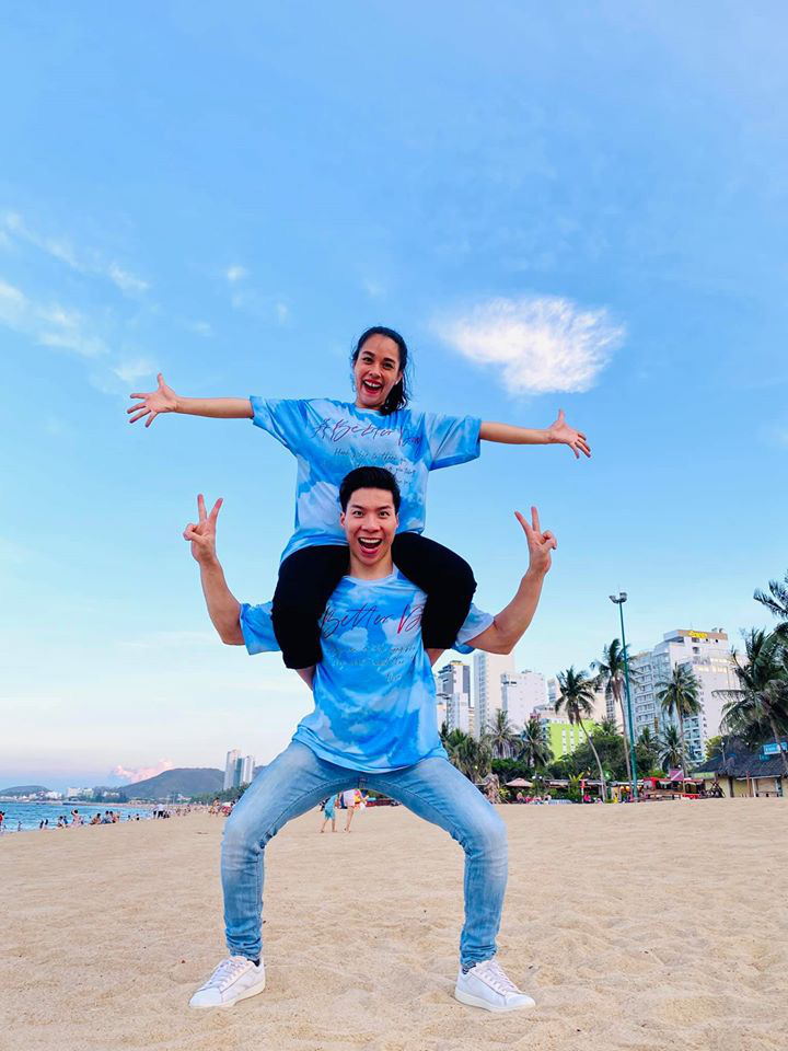 Vợ chồng Quốc Nghiệp - Ngọc Mai mặc áo đôi, chụp ảnh tình tứ trên bờ biển - Ảnh 3.