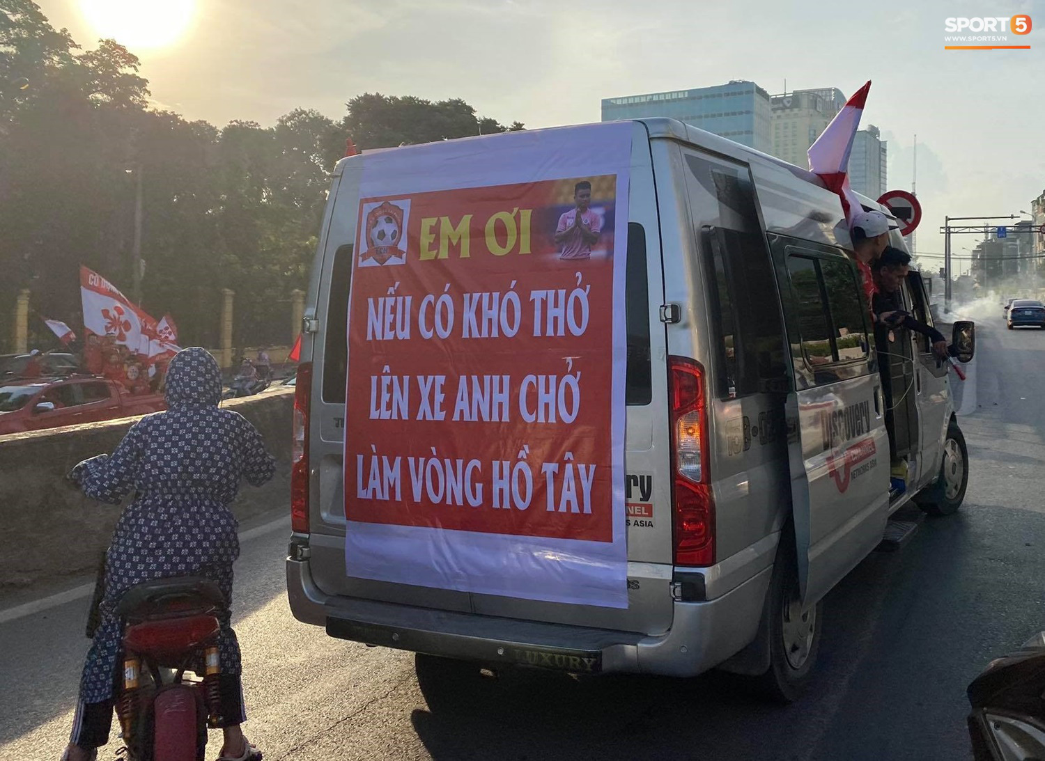 CĐV treo băng rôn cà khịa Quang Hải khi đến sân Hàng Đẫy cổ vũ trận Hà Nội FC gặp Hải Phòng - Ảnh 3.
