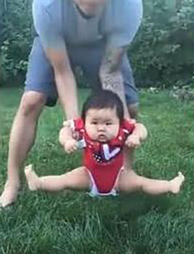 Bố định đặt con xuống bãi cỏ chơi, phản ứng của cô bé khiến mẹ cười lăn cười bò - Ảnh 2.