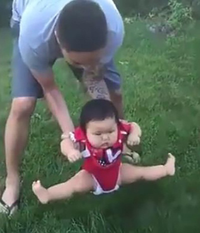 Bố định đặt con xuống bãi cỏ chơi, phản ứng của cô bé khiến mẹ cười lăn cười bò - Ảnh 3.