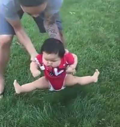 Bố định đặt con xuống bãi cỏ chơi, phản ứng của cô bé khiến mẹ cười lăn cười bò - Ảnh 1.