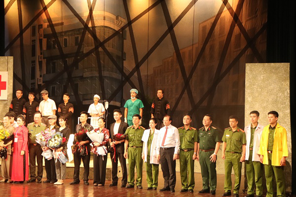 &quot;Vẫn sống&quot; mở màn Khai mạc Liên hoan nghệ thuật Sân khấu toàn quốc về Hình tượng người chiến sĩ Công an nhân dân - Ảnh 3.