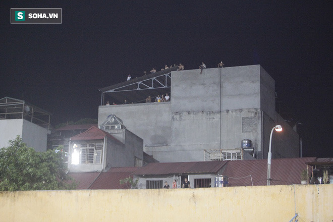 Thót tim cảnh CĐV mạo hiểm ngồi vắt vẻo trên nóc nhà, mái tôn để xem Quang Hải thi đấu - Ảnh 4.
