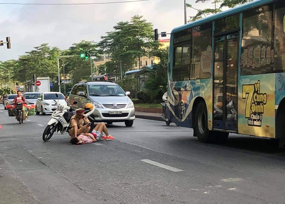 Hà Nội: CSGT cứu người phụ nữ qua cơn nguy kịch do tự ngã xe đạp  - Ảnh 1.