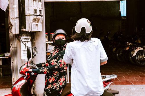 Tặng con gái chiếc áo khi đi thi lớp 10, người mẹ khiến dân tình rụng tim với dòng chữ cưng xỉu  - Ảnh 1.