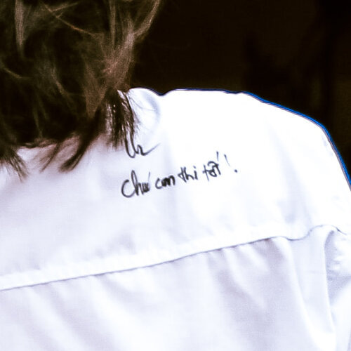 Tặng con gái chiếc áo khi đi thi lớp 10, người mẹ khiến dân tình rụng tim với dòng chữ cưng xỉu  - Ảnh 2.