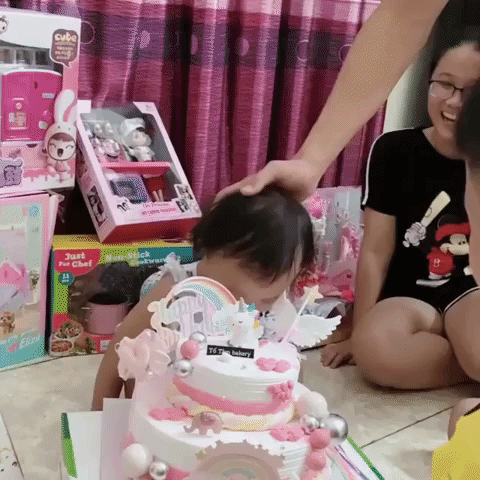 “Lầy như Quế Ngọc Hải: Úp bánh sinh nhật vào mặt con gái làm Sunny khóc thét đáng thương trong ngày tròn 2 tuổi - Ảnh 1.