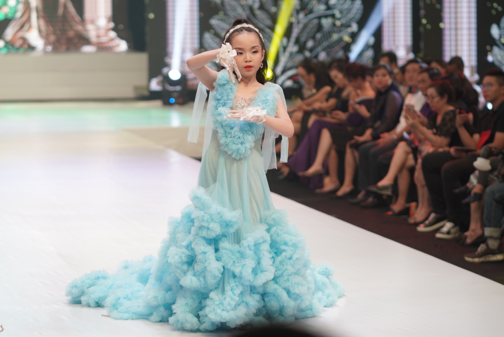 Mẫu nhí Trần Quách Thiên Kim mặc đầm công chúa, tự tin catwalk - Ảnh 5.